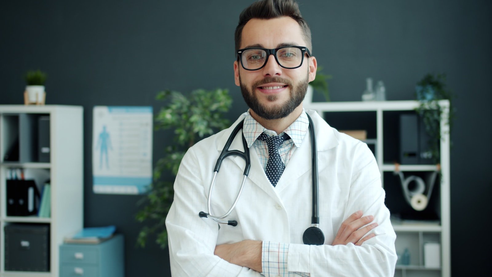 Médico cardiologista em consultório
